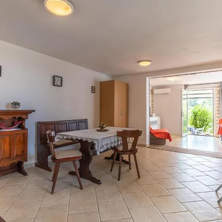Amazing In Novigrad W/ 2 Bedrooms